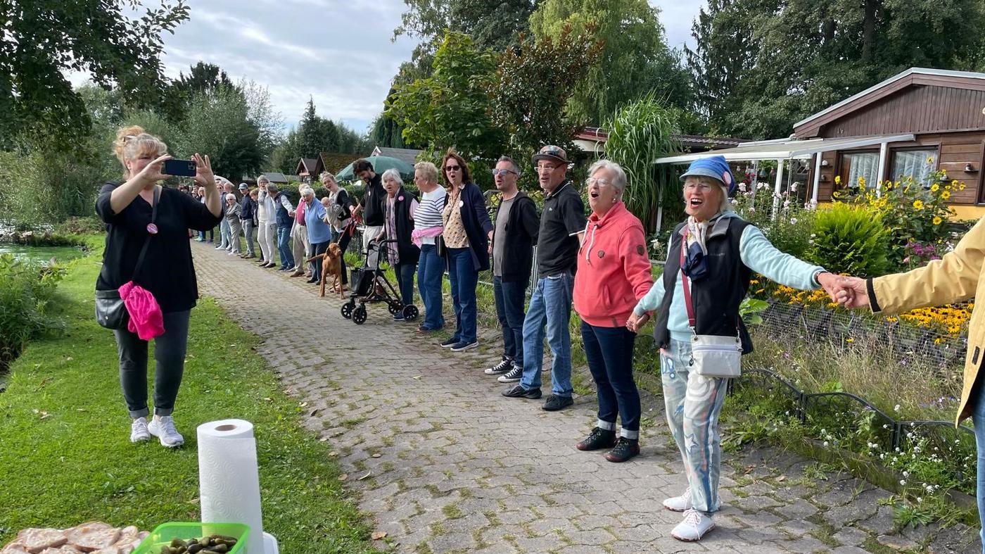 1000 Kleingärtner bilden Menschenkette um ihre Häuser