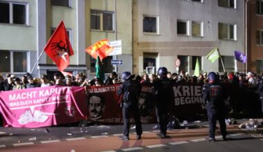 Demo-Teilnehmer versuchten laut Polizei, Einsatzkräften ihre Waffen zu entreißen