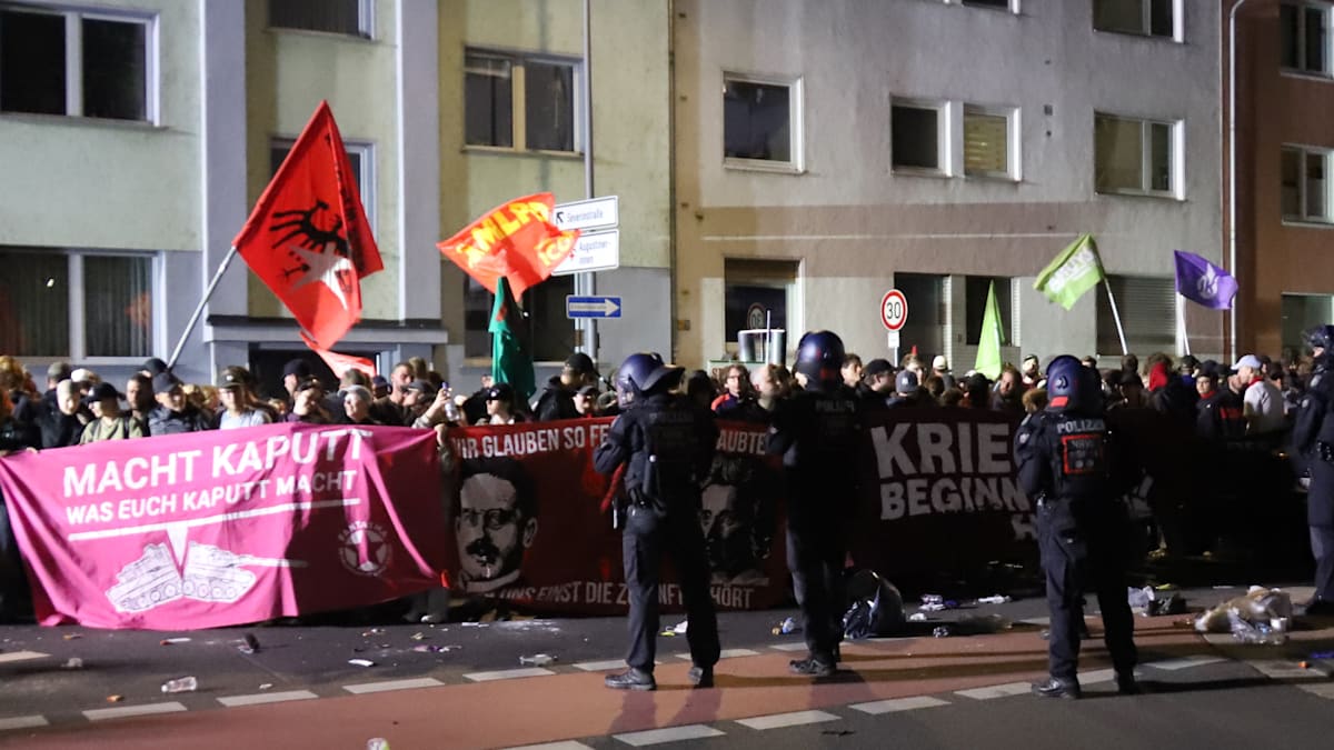 Demo-Teilnehmer versuchten laut Polizei, Einsatzkräften ihre Waffen zu entreißen