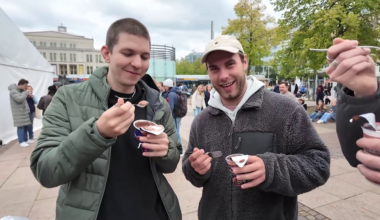 Hunderte löffeln - äh gabeln - Pudding vor Leipziger Gewandhaus