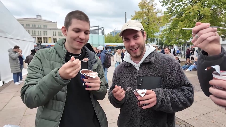 Hunderte löffeln - äh gabeln - Pudding vor Leipziger Gewandhaus