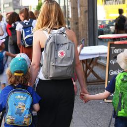 Eine Erzieherin geht in Berlin mit Kindern aus einer Kita auf einem Bürgersteig. (Quelle: dpa/Wolfram Steinberg)