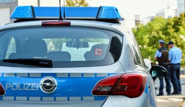 Berlin: Baby kommt in Berlin mit Hilfe von Polizisten im Auto zur Welt
