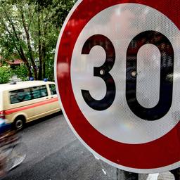 Ein Tempo-30-Schild hängt an der Sonnenallee in Neukölln. (Quelle: dpa/Paul Zinken)