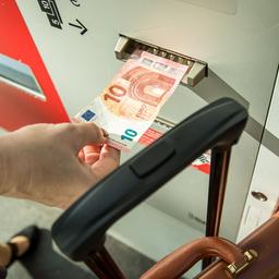 Eine Frau kauft sich in Berlin ein Zugticket am Automaten. (Quelle: dpa/Christin Klose)