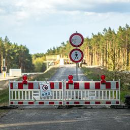 Schilder an einer Baustelle einer Brücke über die Autobahn 10 (A10) bei Bergfelde. (Quelle: dpa/Rainer Keuenhof)