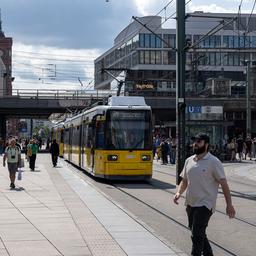 Die Straßenbahn M4 fährt unter der Bahnunterführung durch in Richtung Haltestelle Alexanderplatz. (Quelle: dpa/Soeren Stache)