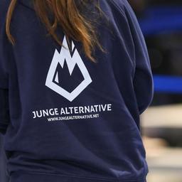 Archivbild:  Eine Frau trägt einen Kapuzenpullover der Jungen Alternative. (Quelle: dpa/dts)