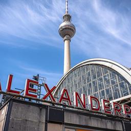 Der Fernsehturm erhebt sich hinter dem Alexanderplatz-Schild. (Quelle: dpa/Marcus Beckert)