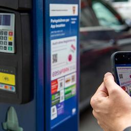 Symbolbild: Ein Mann scannt den QR-Code einer Park-App mit einem Smartphone. (Quelle: dpa/Tapia)