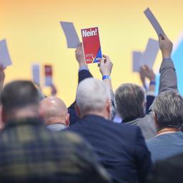 Riesa, Sachsen, Deutschland: WT Energiesysteme Arena: 16. Bundesparteitag der Alternative für Deutschland - Tag 2: Abstimmung auf AfD-Parteitag mit Stimmkarten (Quelle: Picture Alliance/dts Nachrichtenagentur)