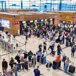 22.09.2025, Brandenburg, Schönefeld: Zahlreiche Fluggäste sind im Terminal 1 des Flughafens Berlin Brandenburg unterwegs (Quelle: dpa/Michael Ukas).
