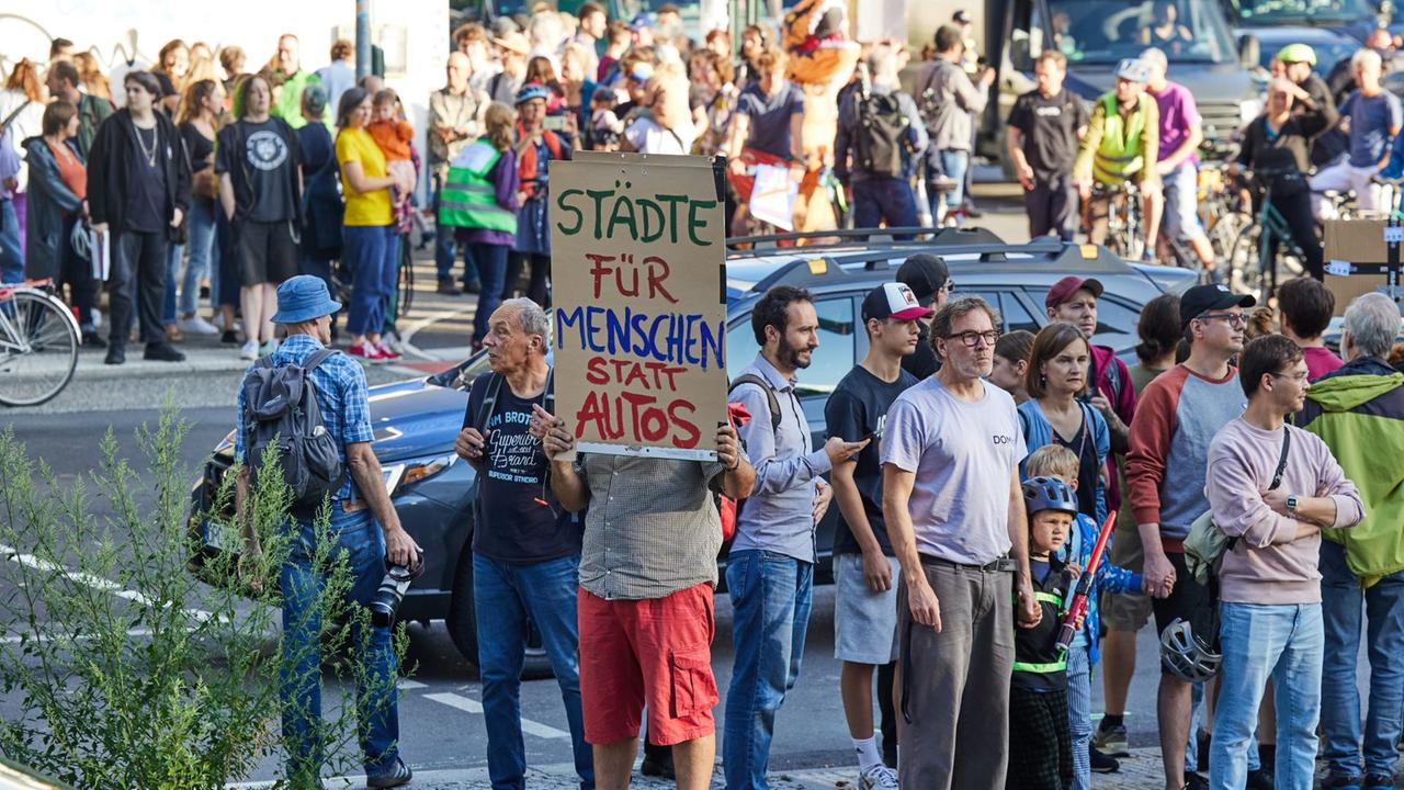 Berlin: Fußgänger demonstrieren gegen neuen A100-Abschnitt