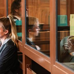 Der Angeklagte (r) und sein Rechtsbeistand warten am 10.06.2025 im Gerichtssaal auf den Prozessbeginn. Bei dem 34 Jahre alten Angeklagten soll es sich um eine Führungsfigur des sogenannten Balkan-Kartells handeln. (Quelle: dpa-Bildfunk/Hannes P Albert)