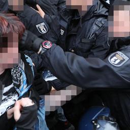 Ein Polizist schlägt am 28.08.2025 einer pro-palästinensischen Demonstrantin ins am Hackeschen Markt ins Gesicht. Gegen ihn wurde ein Ermittlungsverfahren eingeleitet. (Quelle: Picture Alliance/Anadolu/Ilkin Eskipehlivan)