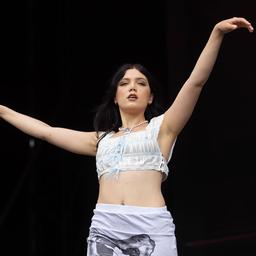 Archivbild: Alessi Rose singt am 23. August 2025 beim Leeds Festival. Am 1. September 2025 trat sie im Hole44 in Berlin auf. (Quelle: Picture Alliance/Photoshot/Mike Gray)