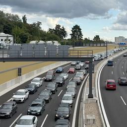 Archivbild: Dichter Verkehr auf der Verlängerung der Stadtautobahn A100 vor Treptow. (Quelle: dpa/Sullivan)