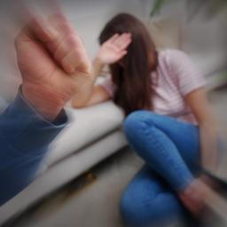 Symbolbild: Gewalt gegen Frauen. Ein Mann erhebt seine Faust vor einer Frau die am Boden sitzt. (Quelle: dpa/Simon)