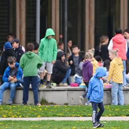 Symbolbild: Schueler*innen halten sich in der grossen Pause auf dem Schulhof einer Grundschule auf. (Quelle: dpa/Simon)