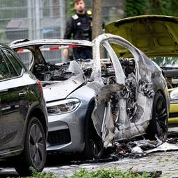 12.09.2025, Berlin: Ein ausgebranntes Auto und weitere zum Teil beschädigte Fahrzeuge stehen an einem Straßenrand.(Quelle:dpa/F.Sommer)