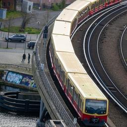 Symbolbild:Eine S-Bahn der Linie S7 fährt auf den Gleisen zwischen dem Bahnhof Friedrichstraße und dem Hauptbahnhof.(Quelle:picture alliance/M.Skolimowska)