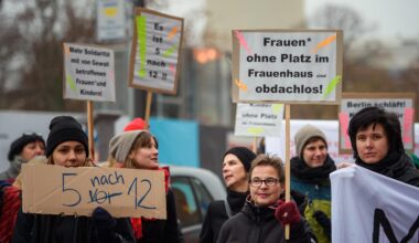 Berlin: Mitarbeitende von Berliner Frauenhäusern protestieren gegen Einsparungen