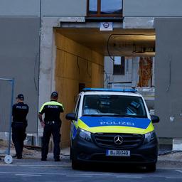Einsatzkräfte sichern den Bereich um den Fundort einer Weltkriegsbombe. Nach dem Fund einer Bombe aus dem Zweiten Weltkrieg beginnen die Evakuierungen im Stadtteil Spandau. Die Bombe soll kontrolliert entschärft werden. Etwa 12 400 Menschen sind von Evakuierungsmaßnahmen betroffen fotografiert am 19.09.2025. (Quelle: picture alliance/dpa/Carsten Koall)