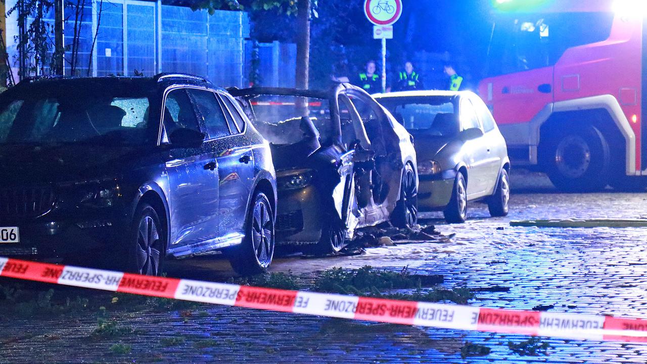 Berlin: Explosion an Auto in Berlin-Schöneberg - 22-Jähriger verletzt
