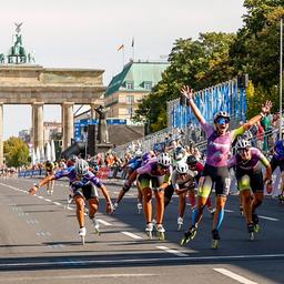 Aubane Plouhinec fährt als erste Inlineskaterin beim Berlin-Marathon am 20.09.2025 ins Ziel (Bild: SCC EVENTS/Jean Marc Wiesner)
