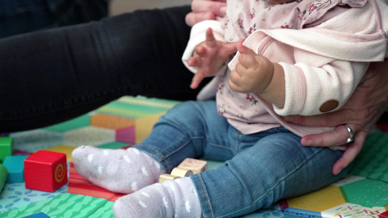 Berlin: Pflegefamilien in Berlin: "Wir versuchen, ihre kleine Seele ein bisschen zu reparieren"