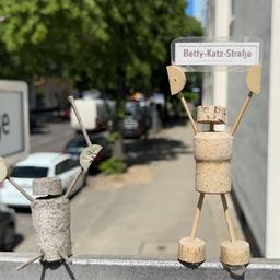 Ein selbstgebasteltes Straßenschild mit der Aufschrift "Betty-Katz-Straße" in der Treitschkestraße in Berlin-Steglitz (Quelle: rbb)