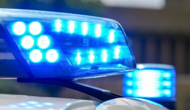 Berlin: A115: Polizist bei Kontrolle von Fußballfans schwer verletzt