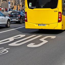 Kombinierte Bus- und Fahrradspur, Schlossbrücke Unter den Linden, Berlin-Mitte am 15.03.2024. (Quelle: picture alliance/imageBROKER/Karl-Heinz Spremberg)
