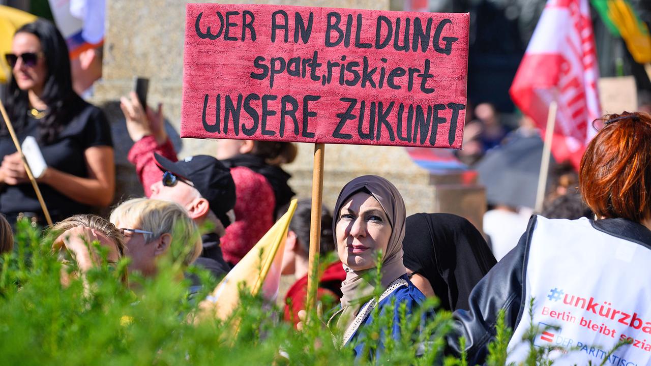 Berlin: Tausende demonstrieren gegen Sparpläne des Berliner Senats im Sozialbereich