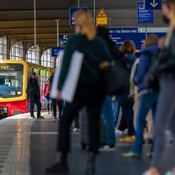 Symbolbild: Zahlreiche Fahrgäste warten auf einem Bahnsteig am Bahnhof Zoologischer Garten auf eine einfahrende S-Bahn der Linie S3. (Quelle: dpa/Monika Skolimowska)