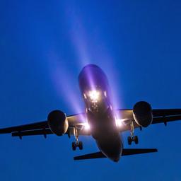 Ein Passagierflugzeug ist am Abend mit bereits ausgefahrenem Fahrwerk und Scheinwerferlicht im Landeanflug auf den BER Hauptstadtflughafen am 08.02.2025(Quelle: IMAGO/Andreas Franke)
