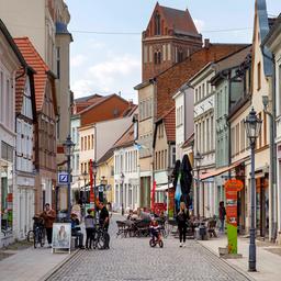 Fußgängerzone im mittelalterlichen Stadtkern von Perleberg, im Hintergrund der Kirchturm der St.-Jakobi-Pfarrkirche, aufgenommen am 27.04.2022. (Quelle: Imago Images/Olaf Döring)