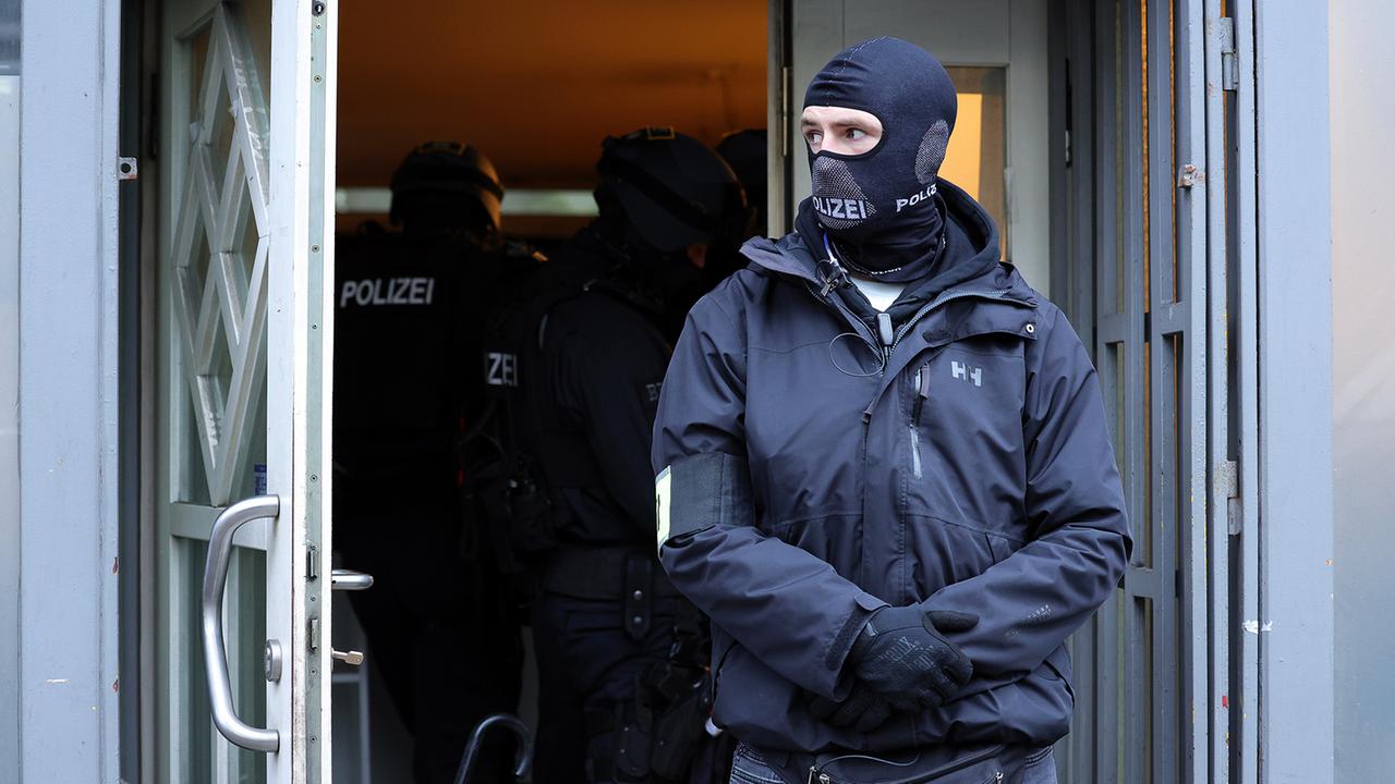 Brandenburg Berlin: 16 Wohnungen wegen Verdacht auf Zwangsprostitution durchsucht