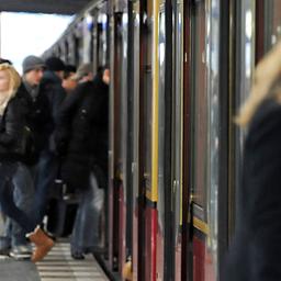 Symbolbild: Fahrgäste steigen  auf einem Bahnsteig am Bahnhof Zoologischer Garten in Berlin in eine S-Bahn am 15.12.2011. (Quelle: picture alliance/Britta Pedersen/dpa-Zentralbild)