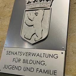 Schild Senatsverwaltung für Bildung, Jugend und Familie (Quelle: IMAGO / mix1)