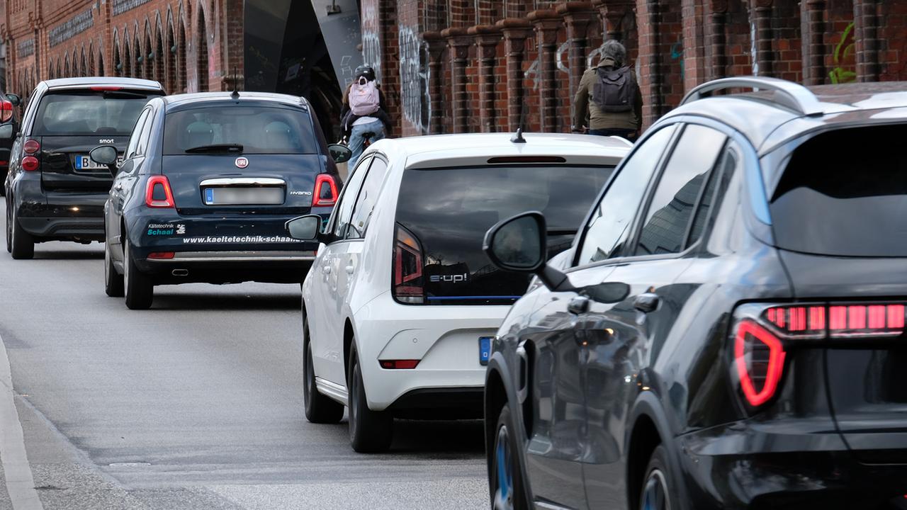 Brandenburg Berlin: Neue Berechnungen: Autoversicherungen kosten in Berlin bald mehr, in Brandenburg weniger