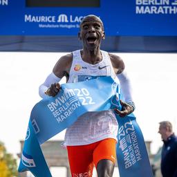 Eliud Kipchoge läuft beim Berlin-Marathon 2022 in Weltrekordzeit ins Ziel (imago images/camera4+)