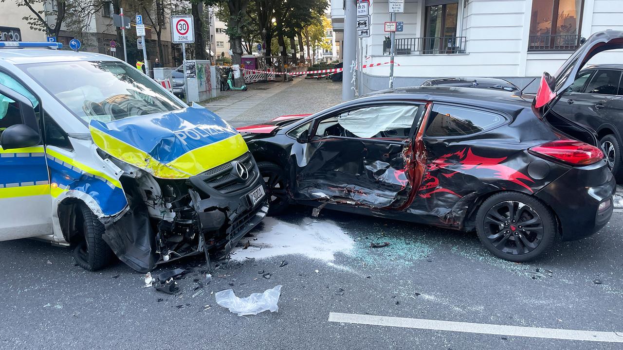 Berlin: Drei Beamte bei Unfall mit Polizeifahrzeug schwer verletzt
