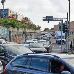 Auf dem 16. Abschnitt der A100 staut sich der Autoverkehr an der Ausfahrt Treptower Park (Quelle: dpa/Jörg Carstensen).