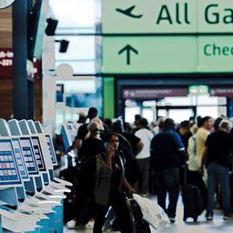 Blick auf Check-In-Schalter in einem Terminal am Berliner Flughafen BER am 20.09.2025 nach einer Cyberattacke. (Quelle: Picture Alliance/Carsten Koall)