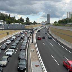 Dichter Verkehr auf der Verlängerung der Stadtautobahn A100 vor Treptow. (Quelle: dpa)