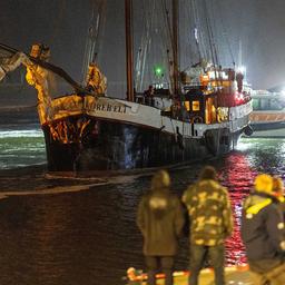 Ein Schiff liegt im Hafen von Harlingen. Bei einem Schiffsunfall in den Niederlanden sind fünf Schüler aus Deutschland leicht verletzt worden. (Quelle: dpa/Jaring Rispens)