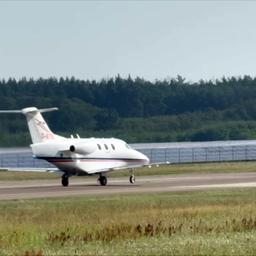 Ein Flugzeug landet auf dem Flugplatz Neuhardenberg