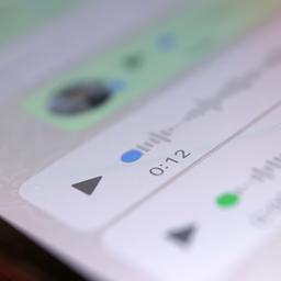 Eingegangene und gesendete WhatsApp-Sprachnachrichten sind auf einem Smartphone zu sehen.