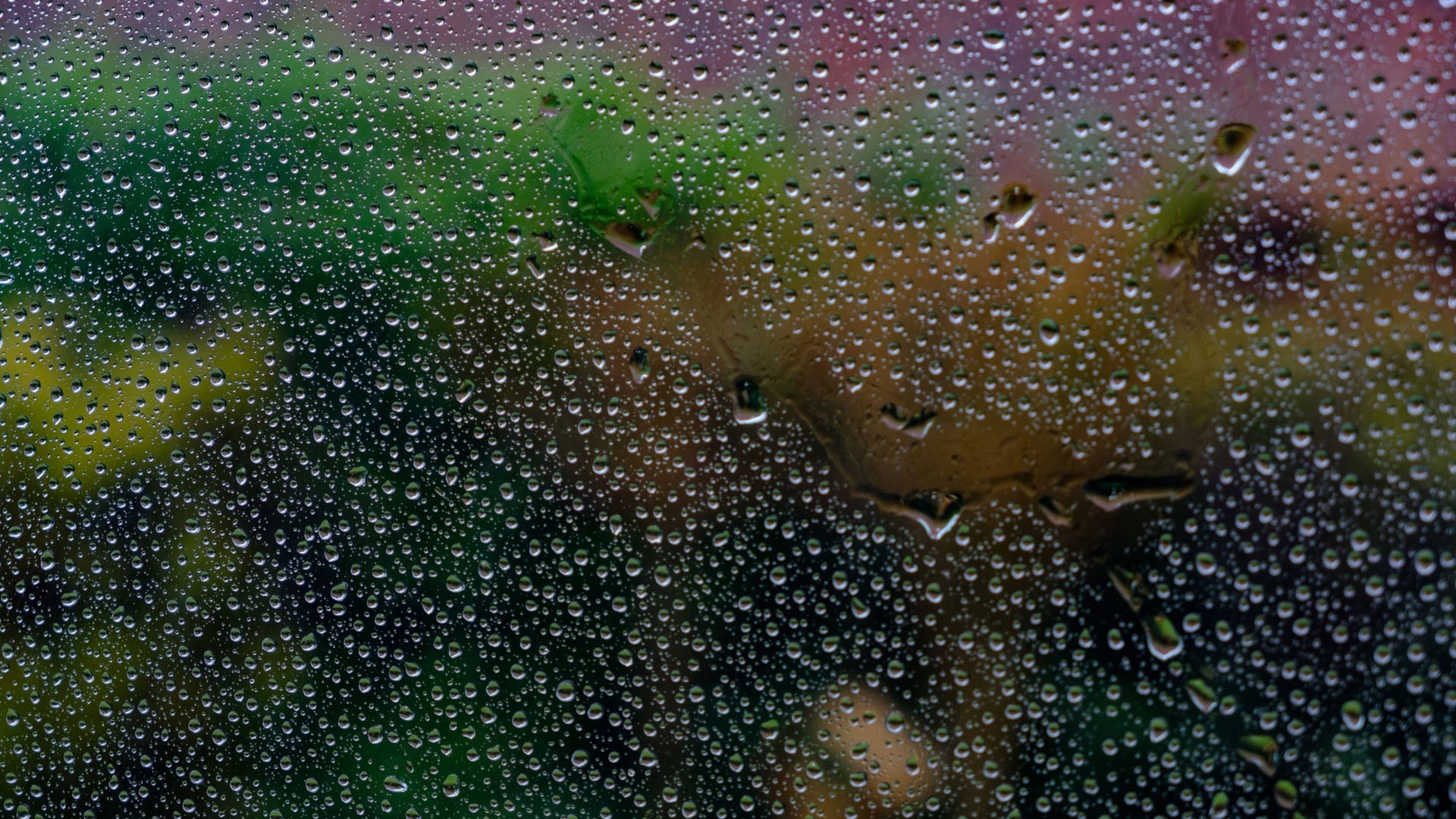 Regentropfen auf einer Fensterscheibe (Symbolbild): Die Warnung des DWD gilt noch bis 5 Uhr am Montagmorgen.